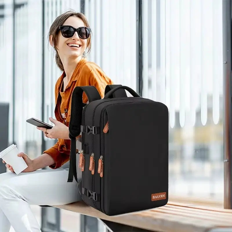 sac a dos cabine noir porté par une femme en extérieur, parfait pour les voyageurs modernes à la recherche de praticité et d’élégance.