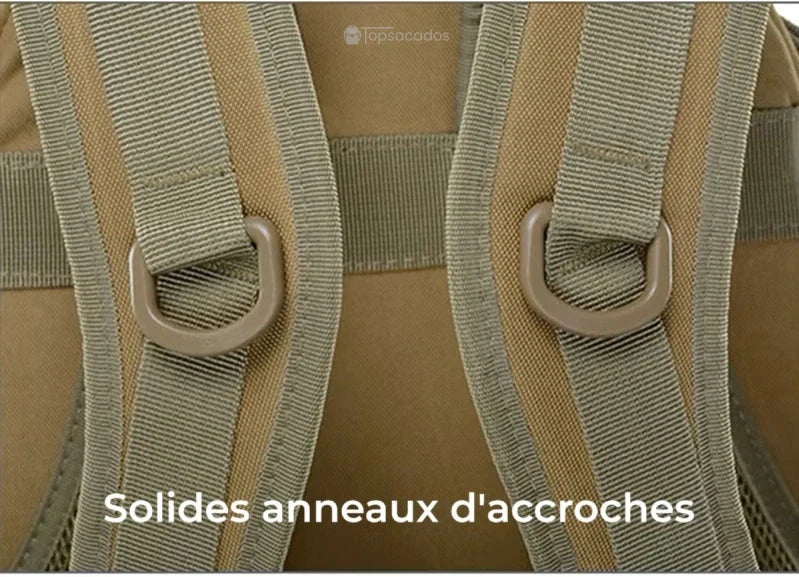 sac à dos camouflage avec gros plan sur les anneaux d’accrochage solides et renforcés situés sur les bretelles