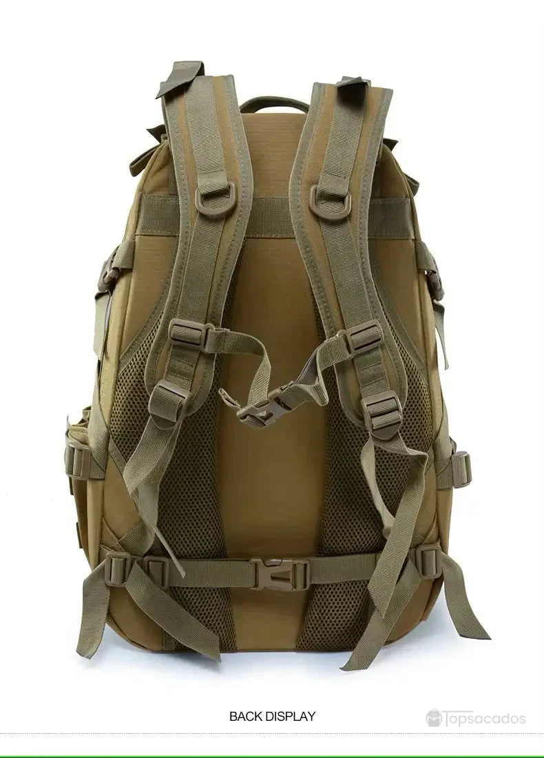 sac à dos camouflage beige avec vue arrière mettant en évidence les bretelles renforcées et sangles ajustables