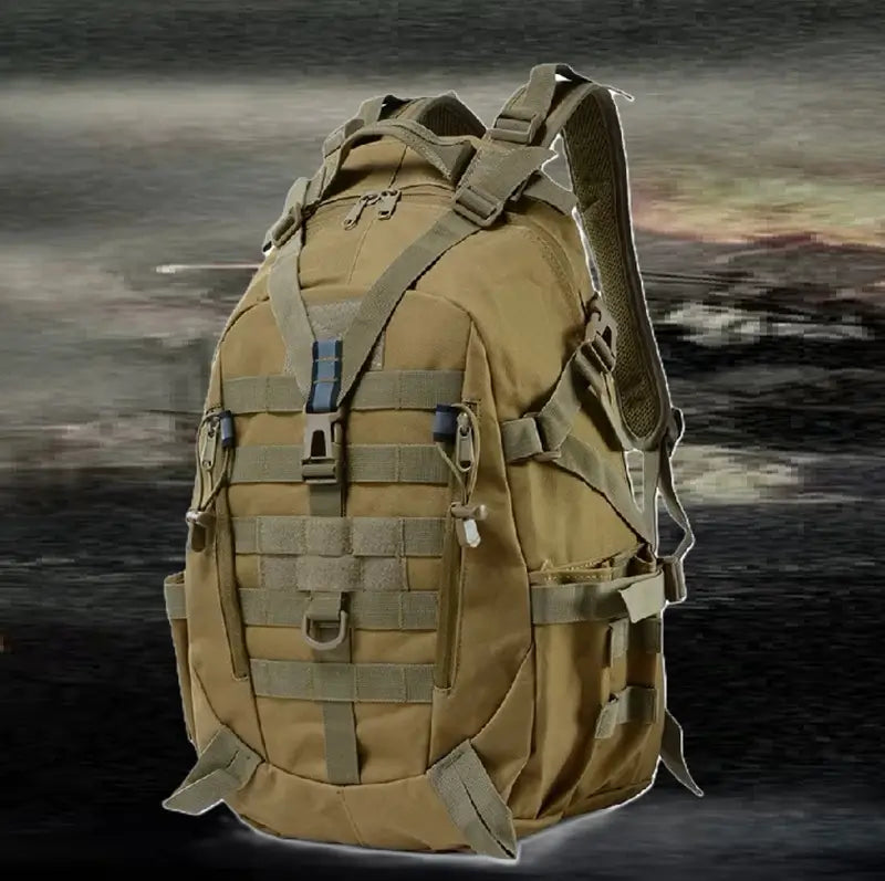 sac à dos camouflage militaire mis en valeur dans un décor d’extérieur sombre, ambiance tactique et robuste