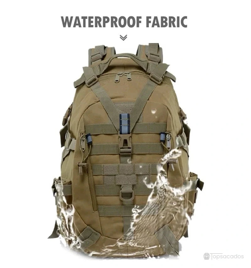 sac à dos camouflage avec tissu étanche, mis en scène avec une éclaboussure d’eau pour illustrer l'imperméabilité