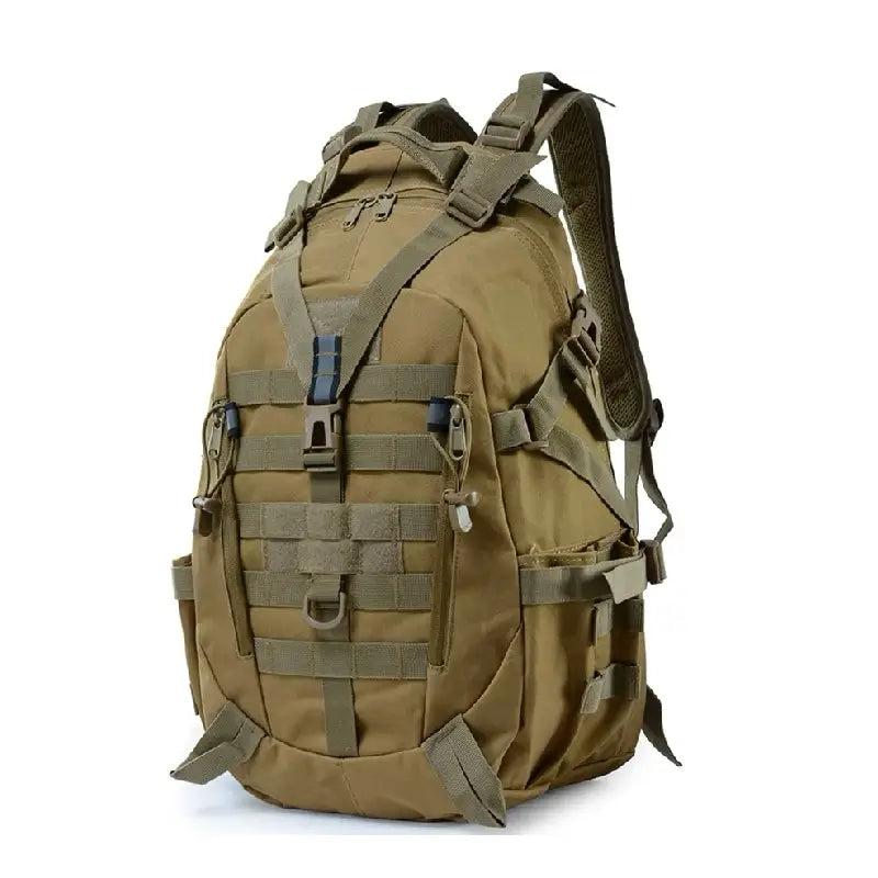 sac à dos camouflage militaire beige en tissu résistant, avec bretelles rembourrées et sangles de serrage, présenté sur fond blanc