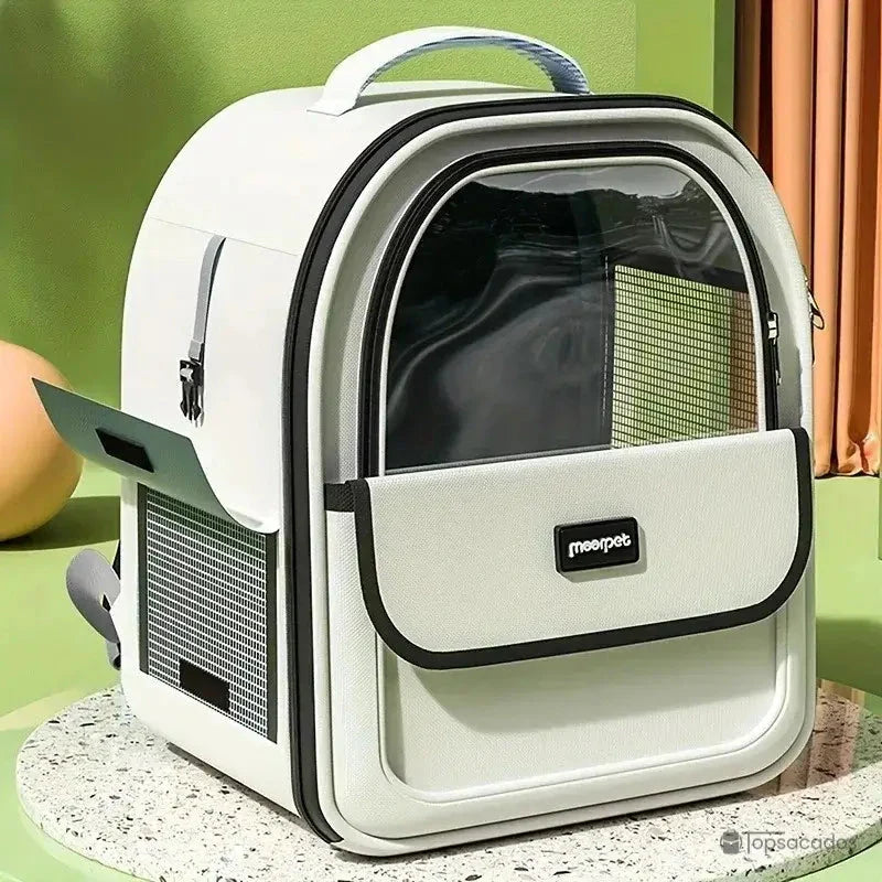 sac a dos chat transparent posé sur un socle rond dans un décor vert, avec grande fenêtre bombée et maille respirante latérale
