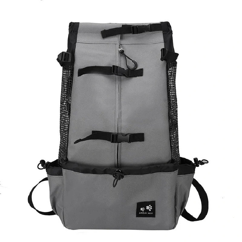 sac a dos chien gris foncé avec doubles sangles de sécurité et maillage latéral, posé sur fond blanc