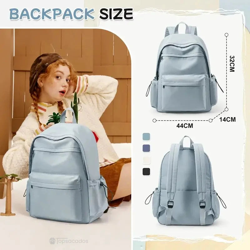 Sac à dos collège fille bleu avec dimensions 44x32x14 cm, présenté porté par une jeune fille dans un décor intérieur chaleureux.