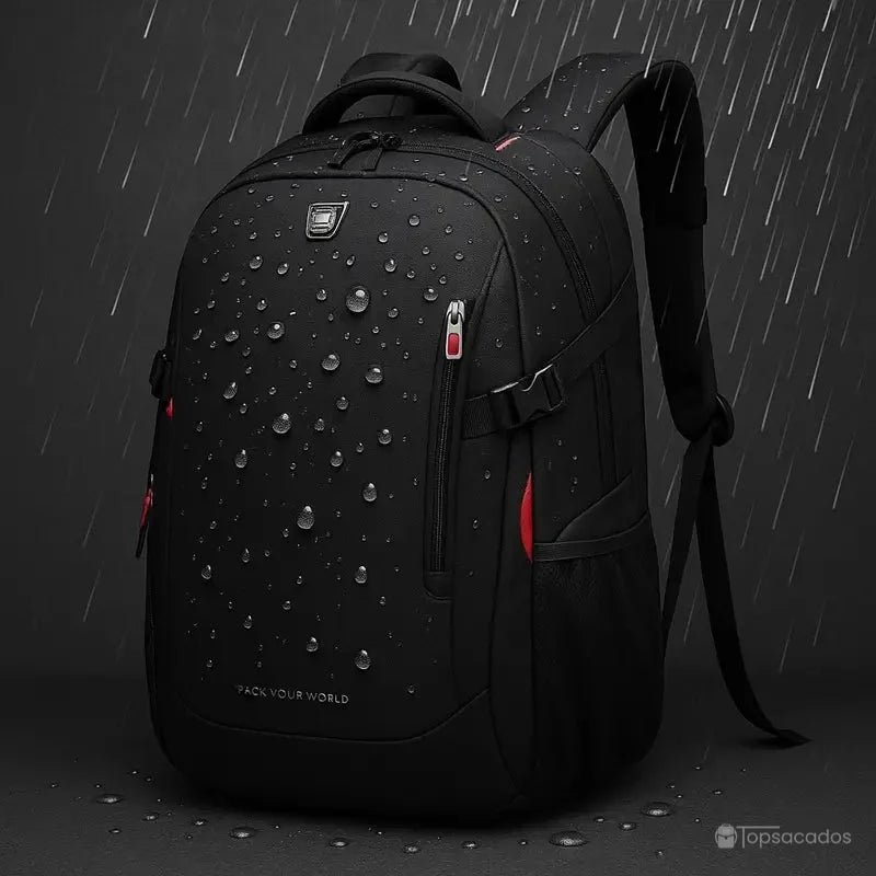sac a dos college garcon noir sous la pluie avec gouttes visibles, illustrant l’effet déperlant