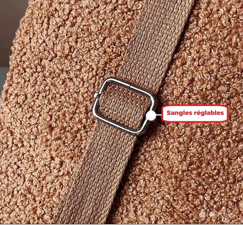 Sac a dos college Ourson avec focus sur sangle reglable marron et boucle métallique sur tissu peluche