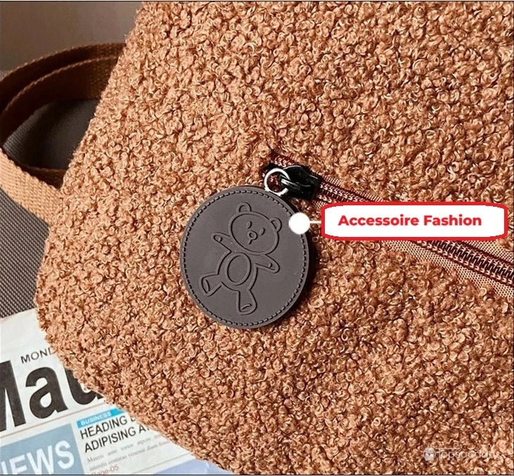 Sac a dos college Ourson gros plan sur la tirette zippée avec breloque ourson ronde, effet moelleux