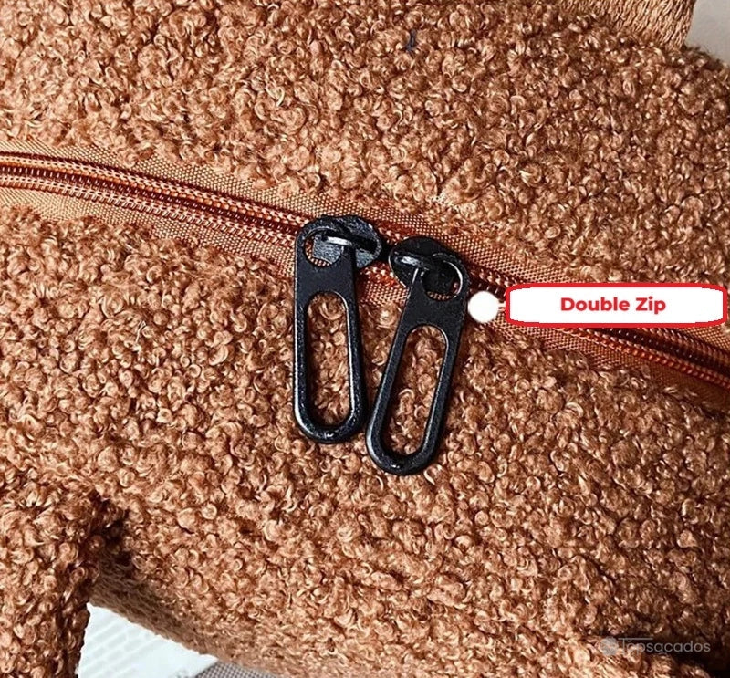 Sac a dos college Ourson gros plan sur double fermeture zip noire contrastant avec la texture peluche marron