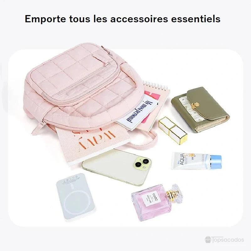sac à dos college rose ouvert contenant des accessoires du quotidien comme téléphone, carnet et maquillage