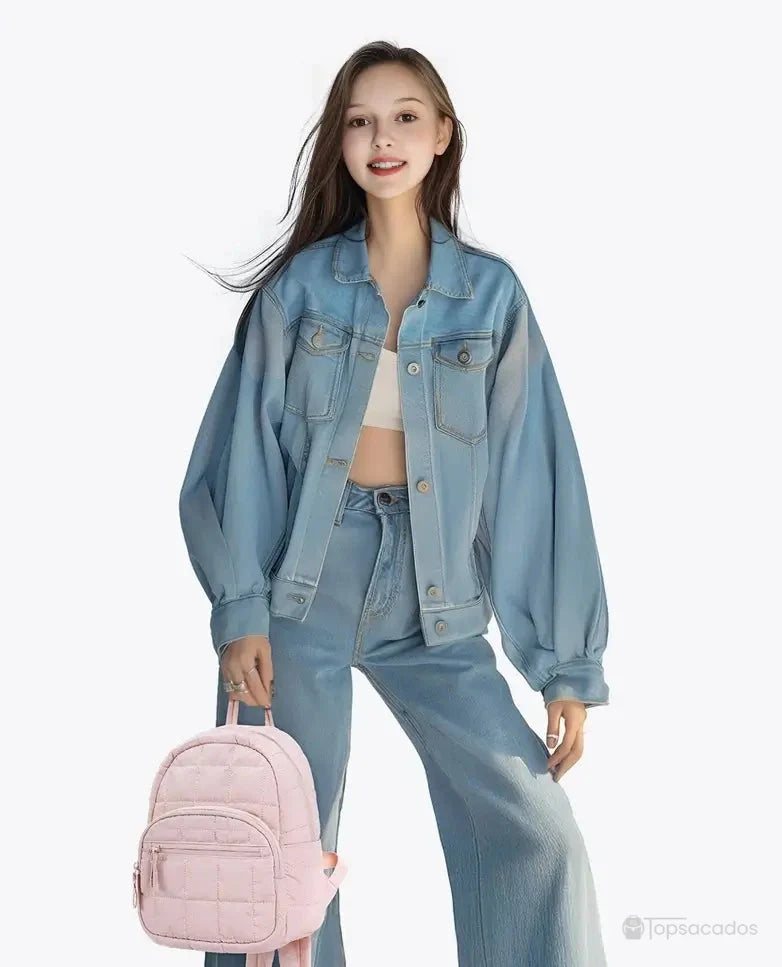 sac à dos college rose porté à la main par une jeune femme en total look jean