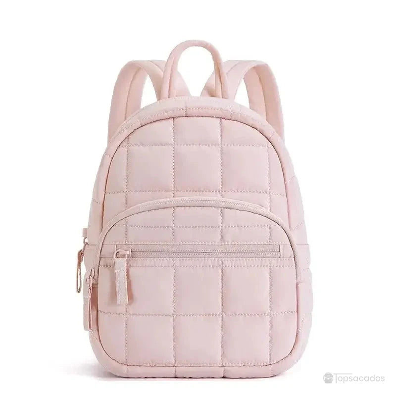 sac à dos college rose vu de face avec sa poche frontale et ses bretelles matelassées