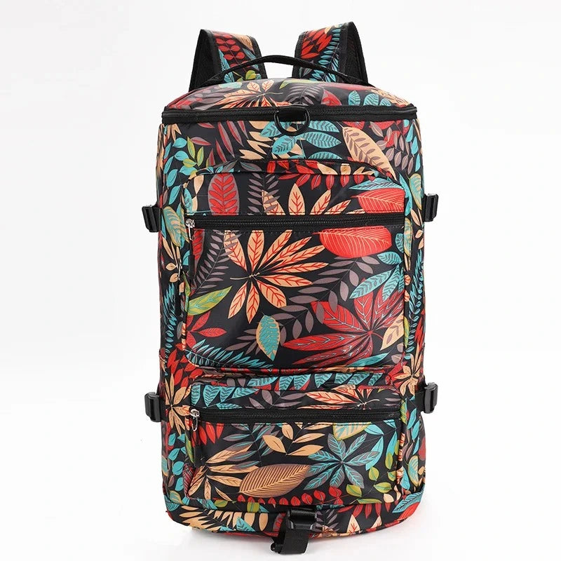 Sac à dos compartiment chaussure à motif feuillage rouge et orange sur fond noir, vu de face avec poches zippées