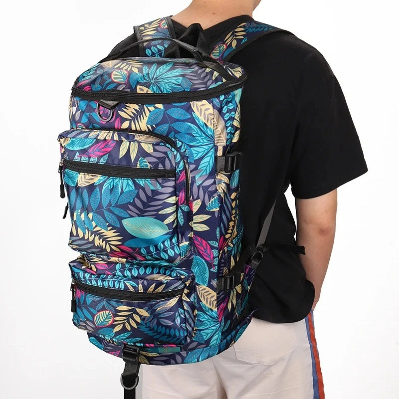 Sac à dos compartiment chaussure porté sur le dos d’un homme en tenue décontractée, design feuillage coloré
