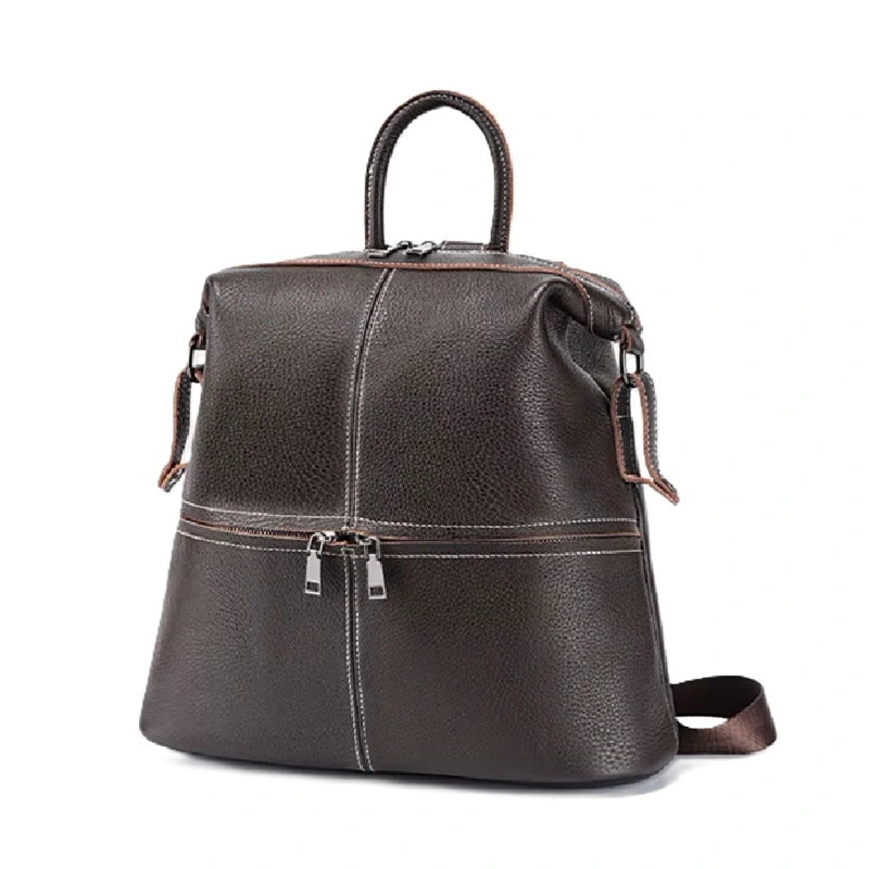 Sac à dos cuir femme élégant en cuir grainé brun vu de trois quarts, sur fond blanc