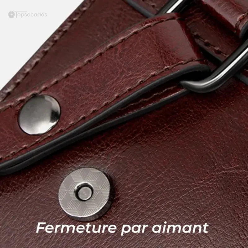 Sac à dos cuir Femme avec rabat gros plan sur la fermeture par aimant, texture cuir marron et détails métalliques visibles