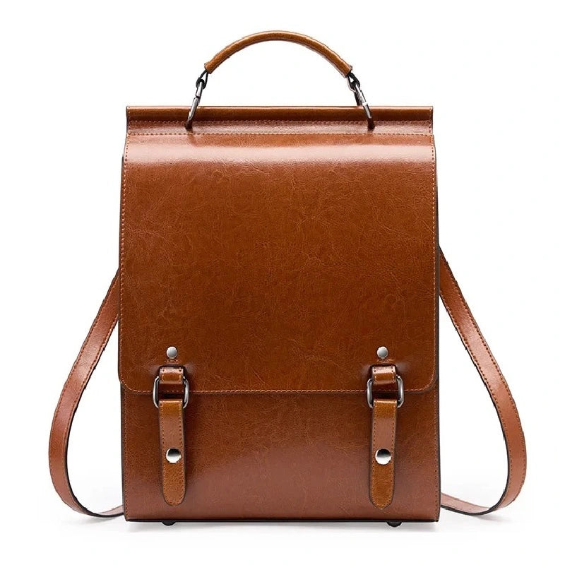 Sac à dos cuir Femme avec rabat brun clair, en cuir lisse, présenté de face avec deux boucles décoratives