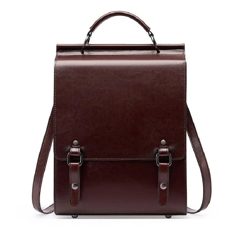Sac à dos cuir Femme avec rabat marron foncé, vu de face sur fond blanc, doté de sangles ajustables et d'une poignée supérieure