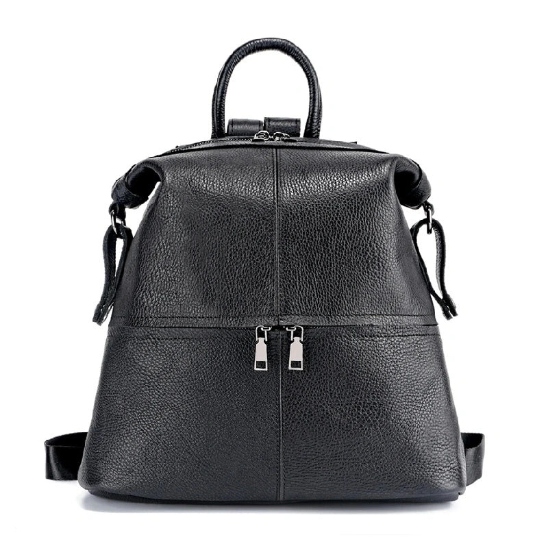 Sac à dos cuir femme moderne en cuir noir lisse avec double fermeture éclair, isolé sur fond blanc