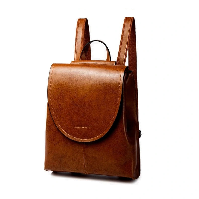 Sac à dos cuir femme marron en position debout sur fond blanc, vue complète du design épuré et féminin.
