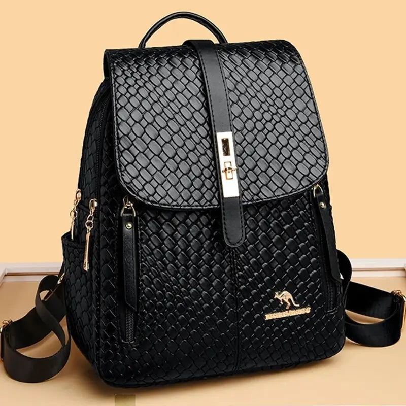 Sac à dos cuir femme noir avec finition luxueuse, présenté en angle sur fond beige