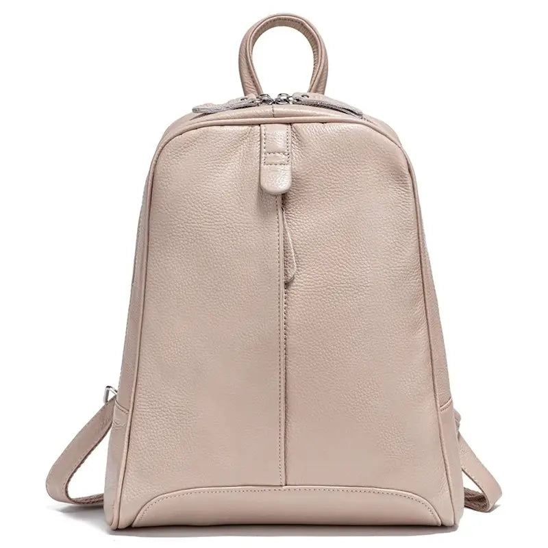 Sac à dos cuir femme tendance beige abricot en cuir grainé, vu de face sur fond blanc, parfait pour un look élégant et minimaliste.