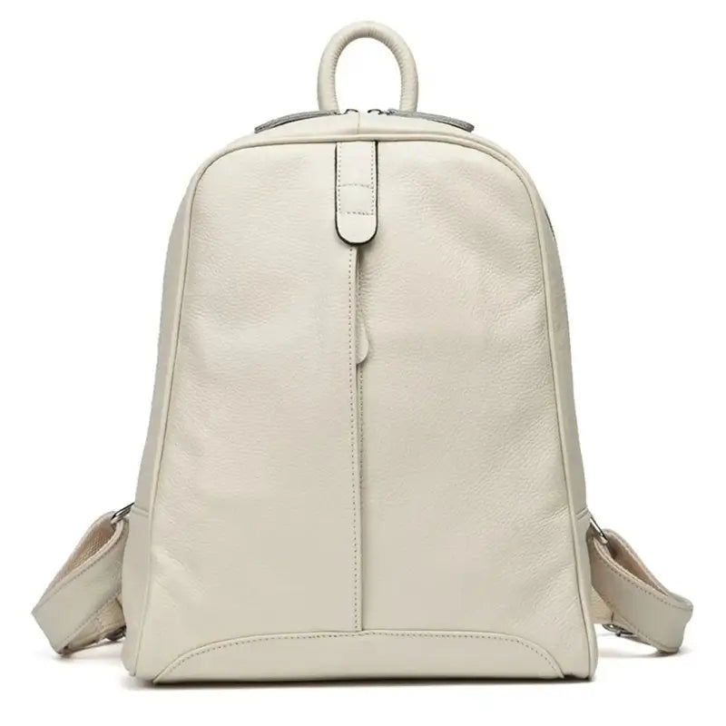 Sac à dos cuir femme tendance beige clair uni en cuir souple, vu de face, idéal pour une tenue chic de tous les jours.
