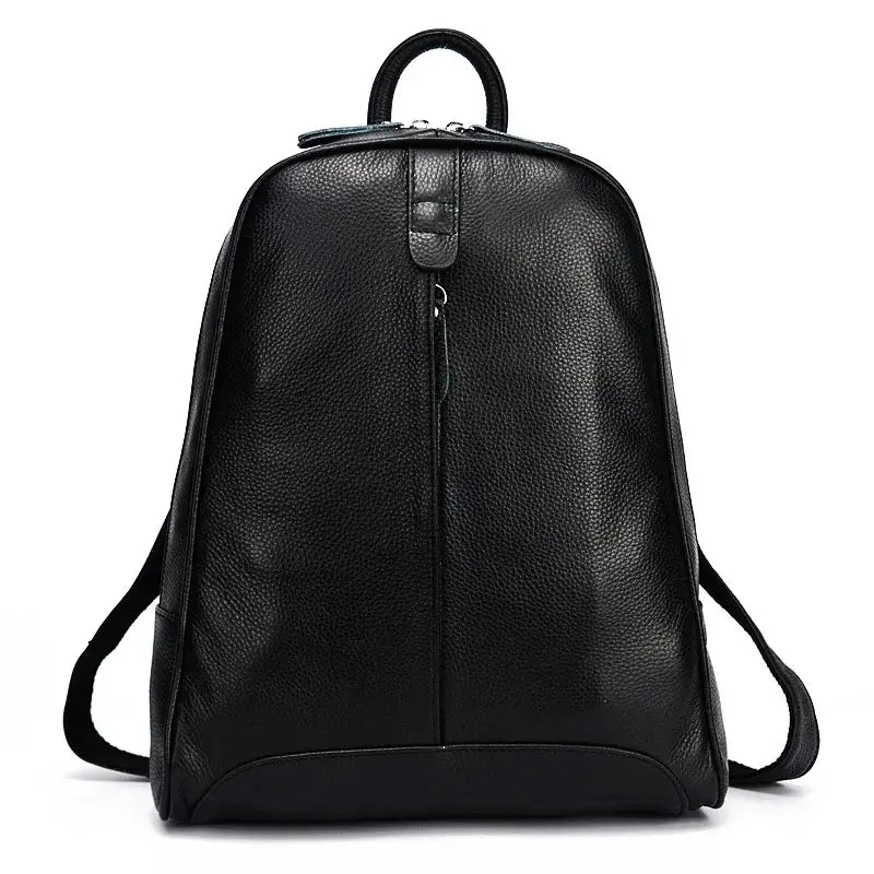 Sac à dos cuir femme tendance noir profond en cuir texturé, photographié en gros plan, convient à un style urbain et sophistiqué.