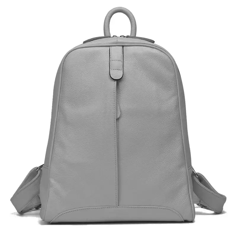 Sac à dos cuir femme tendance gris clair uni, en cuir lisse, bien centré sur fond blanc, convient aux looks discrets et modernes.