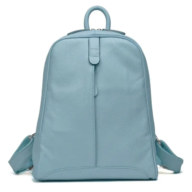 Sac à dos cuir femme tendance bleu ciel doux en cuir lisse, vu de face, ambiance claire et apaisante pour un look féminin frais.