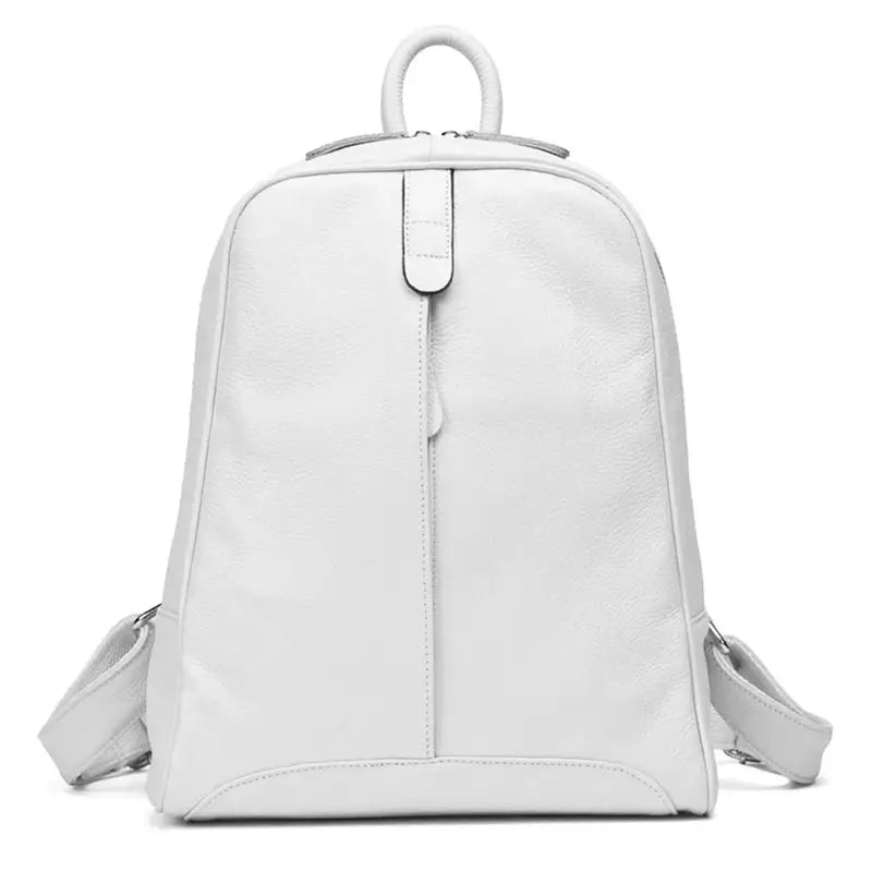 Sac à dos cuir femme tendance blanc pur en cuir lisse, présenté de face sur fond blanc, raffiné pour un style épuré et chic.