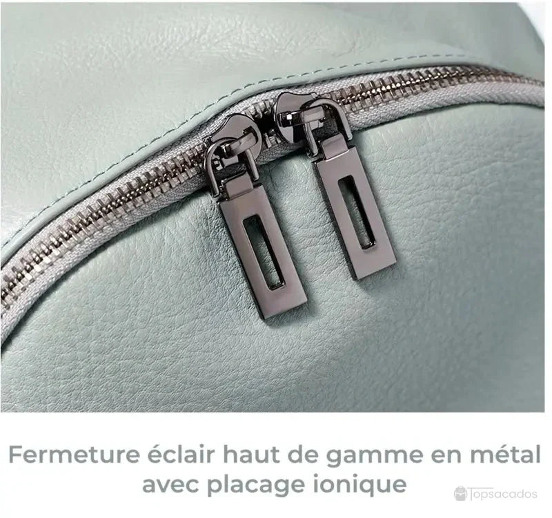Sac à dos cuir femme vert clair avec gros plan sur la fermeture éclair en métal haut de gamme avec placage ionique.
