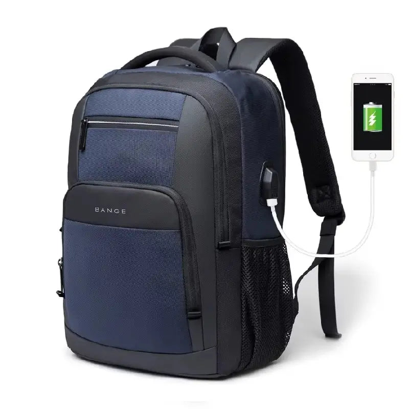 Sac à dos de cours bleu foncé connecté en USB, posé sur fond blanc, avec câble relié à un smartphone en charge