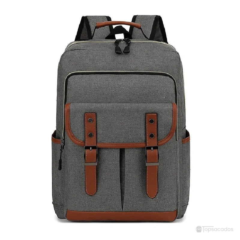Sac à dos école garçon gris clair avec finitions marron, design rectangulaire et poches avant avec boucles.