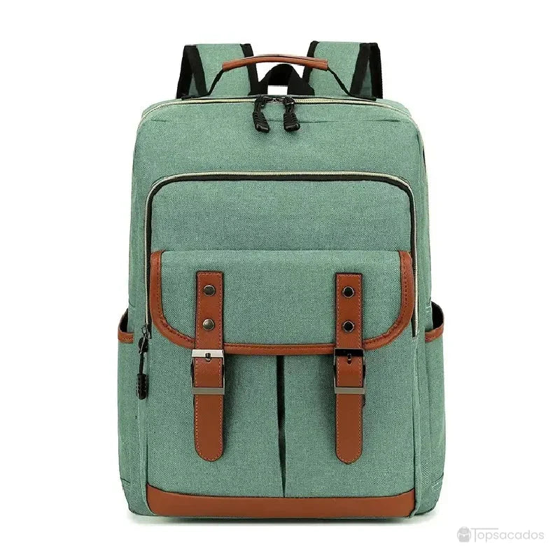 Sac à dos école garçon vert pastel avec poche frontale et boucles marron, parfait pour un usage scolaire.