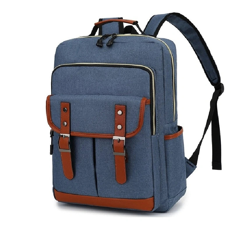 Sac à dos école garçon bleu clair avec poches multiples et finitions marron, présenté en vue latérale sur fond blanc.