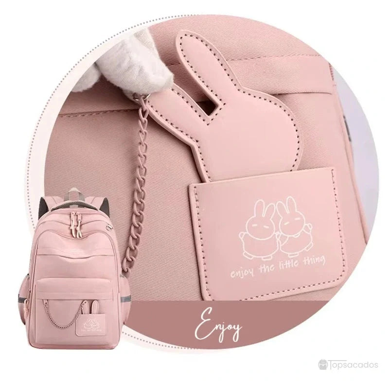 Sac à dos école zoom sur décoration en forme de lapin avec chaînette attachée à la poche avant.