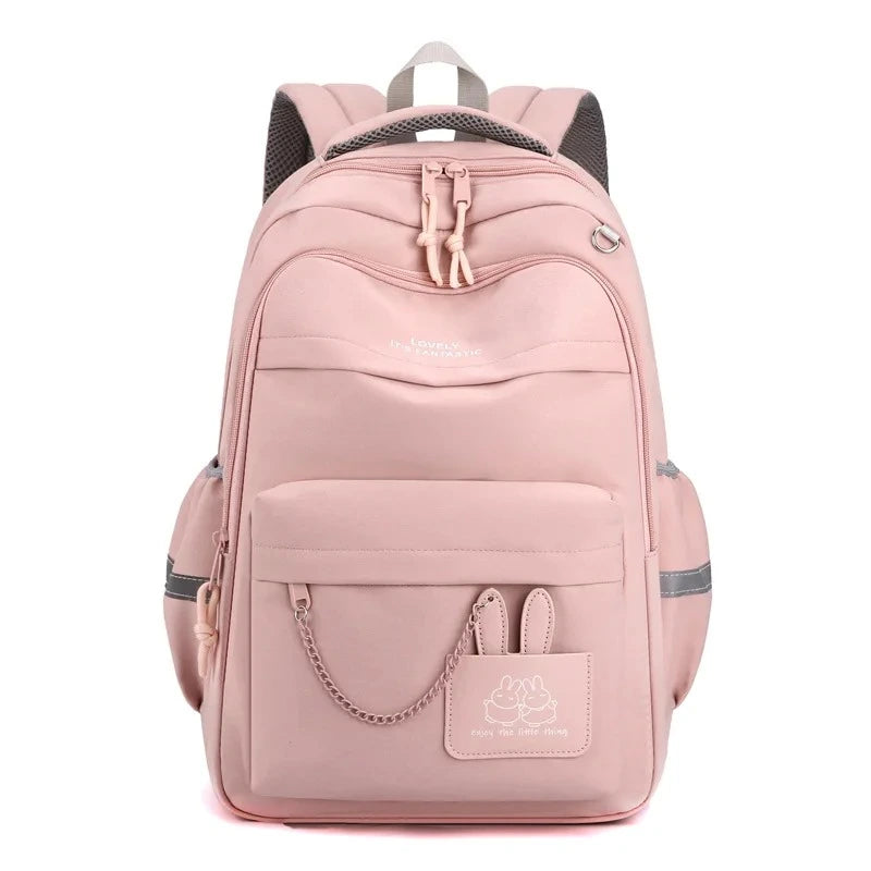 Sac à dos école rose pastel vu de face avec grandes poches et design épuré pour la rentrée.
