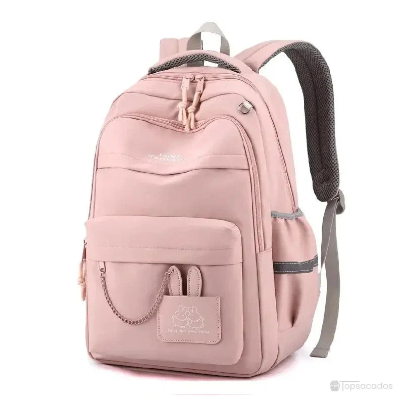 Sac à dos école rose élégant avec multiples compartiments et finitions soignées, vue en studio.