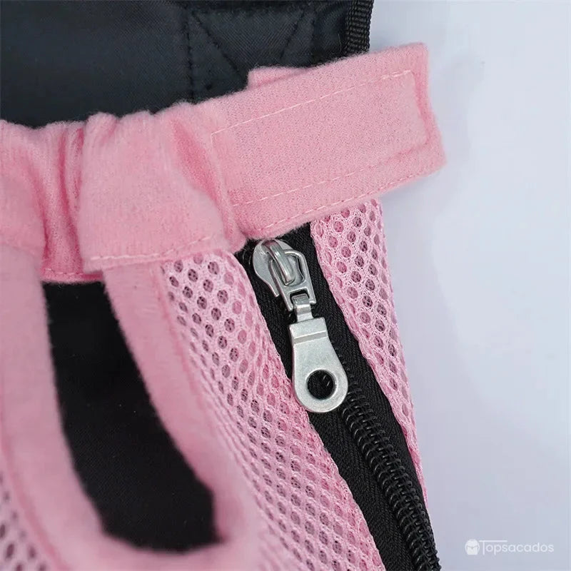 Sac à dos et ventral chat rose, zoom sur la fermeture éclair latérale et le bord élastique renforcé, sur fond blanc.