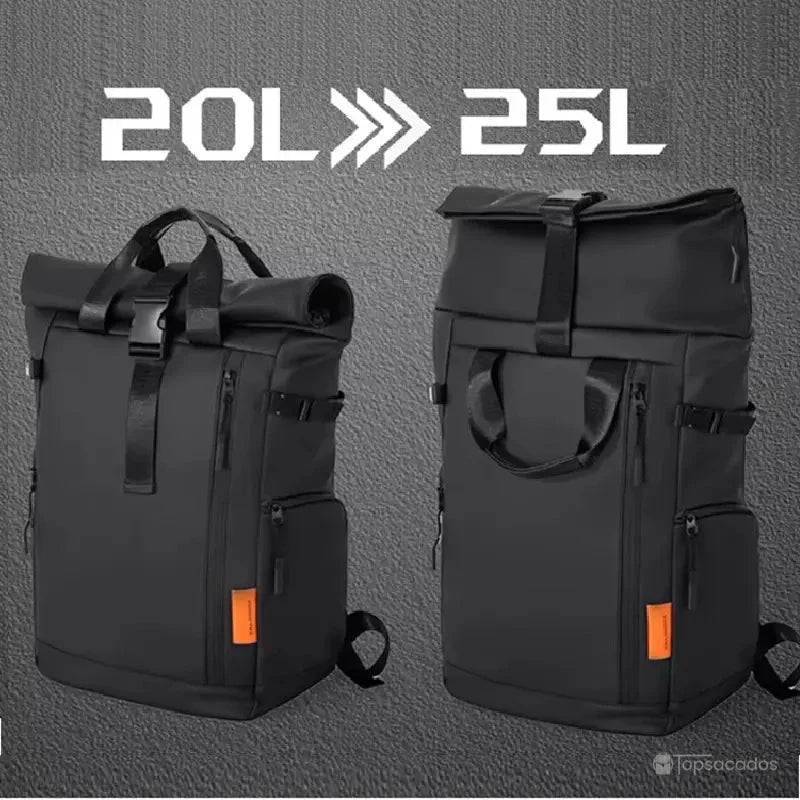 Sac à dos étanche noir extensible de 20L à 25L avec fermeture roll-top, présenté sur fond gris texturé.
