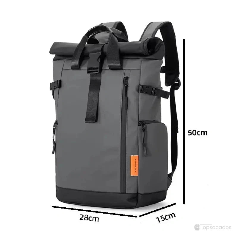 Sac à dos étanche gris mesurant 50 cm de hauteur, 28 cm de largeur et 15 cm de profondeur, présenté sur fond blanc.