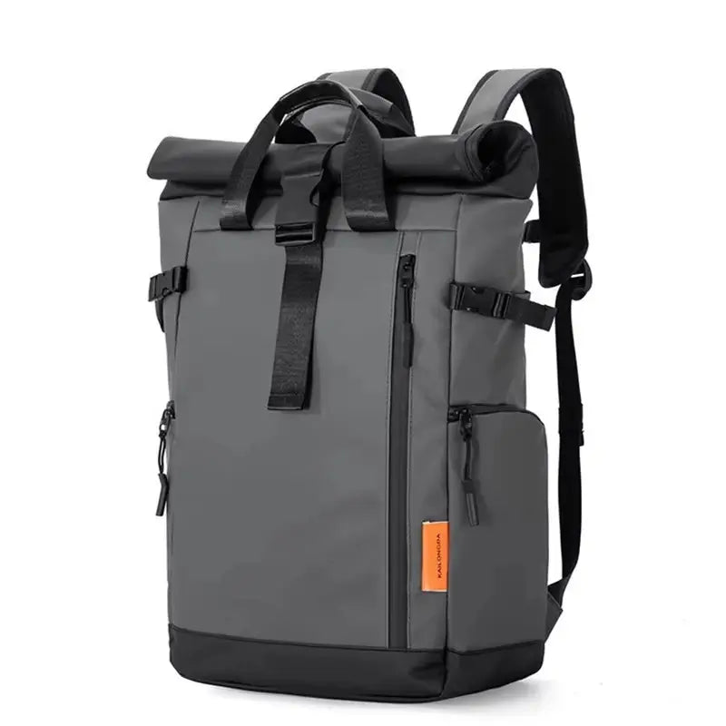 Sac à dos étanche gris moderne avec sangles noires et fermeture à boucle, idéal pour les déplacements urbains ou les trajets quotidiens.
