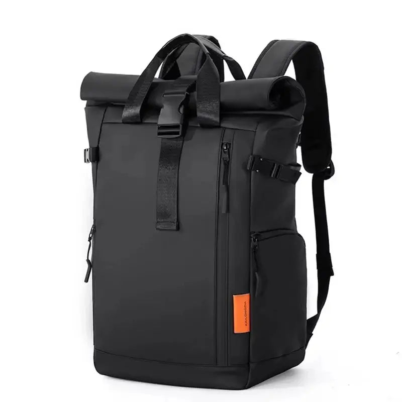 Sac à dos étanche noir avec fermeture roll-top, bretelles matelassées et détails orange pour un usage quotidien ou professionnel.