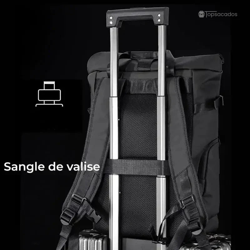 Sac à dos étanche fixé à une valise grâce à une sangle arrière, illustrant sa compatibilité avec les bagages à roulettes.