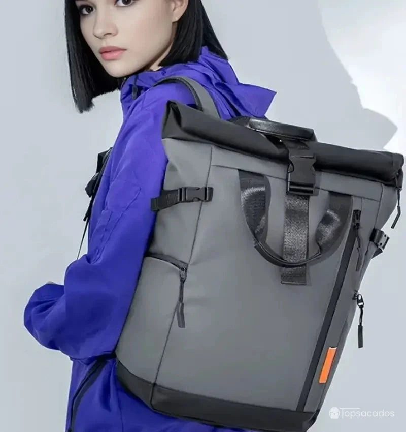 Sac à dos étanche porté à l'épaule par une femme, parfait pour une utilisation quotidienne en ville ou en déplacement.