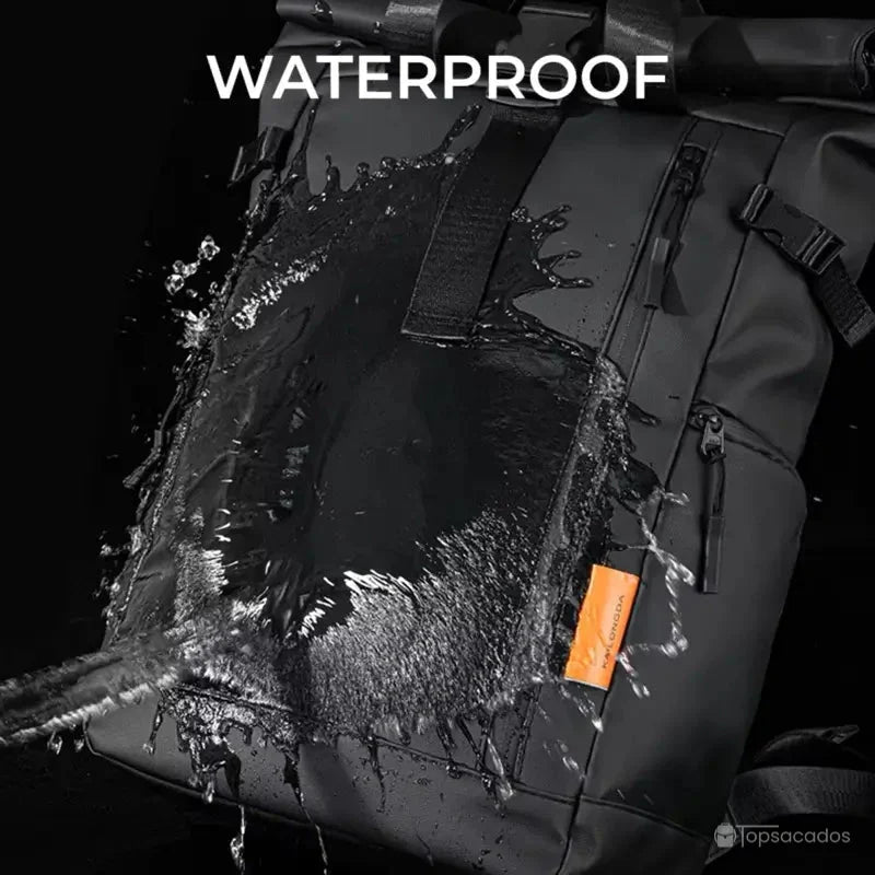 Sac à dos étanche noir en démonstration de résistance à l’eau, éclaboussé par un jet pour illustrer son imperméabilité totale.