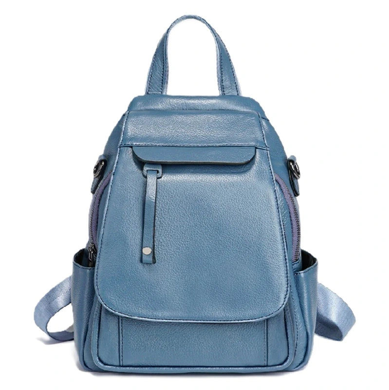 Sac à dos femme élégant bleu ciel en cuir, affiché de face pour valoriser son design épuré