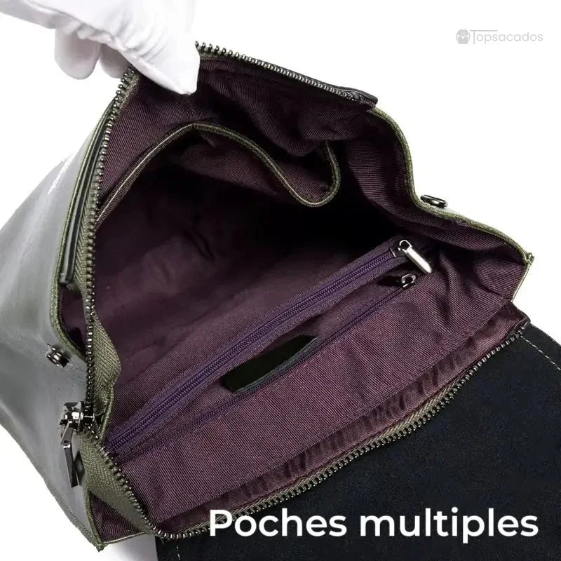 Sac à dos femme en cuir ouvert vu de dessus, révélant un intérieur spacieux avec plusieurs poches zippées et compartiments pratiques.