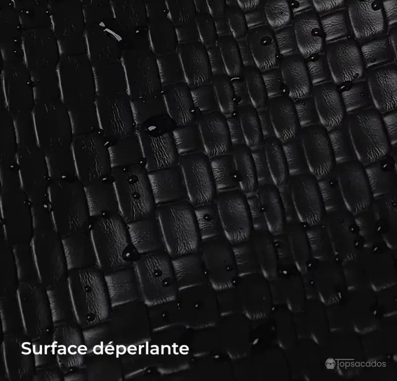 Sac à dos femme noir avec surface déperlante texturée, résistante aux éclaboussures pour une meilleure protection au quotidien.